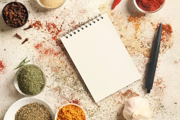 Especias Cuaderno Para Recetas Sobre Fondo Blanco — Foto de Stock