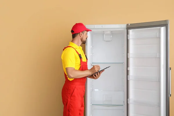 Trabajador Servicio Reparación Cerca Nevera Sobre Fondo Color — Foto de Stock