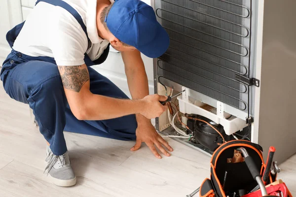 Worker Repairing Fridge Kitchen — Stock Photo, Image