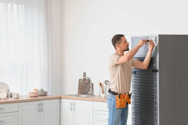 Arbeiter Repariert Kühlschrank Küche — Stockfoto