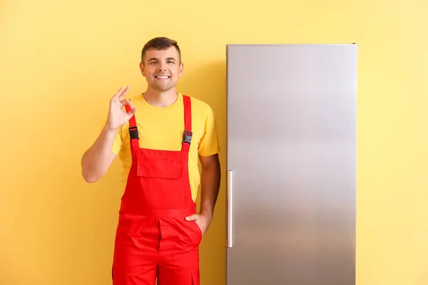 Trabajador Servicio Reparación Que Muestra Cerca Nevera Sobre Fondo Color — Foto de Stock