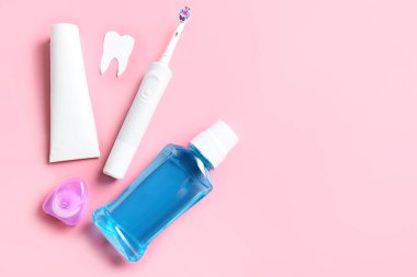 Renk arkaplanındaki ağız temizliğine ayarlı