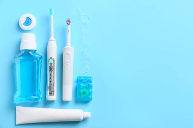 Renk arkaplanındaki ağız temizliğine ayarlı