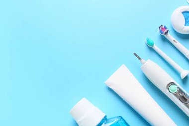 Renk arkaplanındaki ağız temizliğine ayarlı