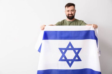 Hafif arka planda İsrail bayrağı taşıyan adam