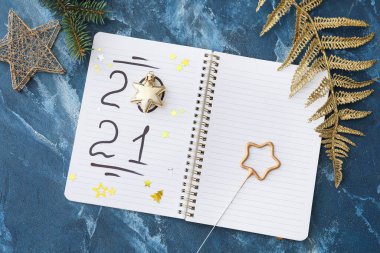 Şekil 2021 ve renk arkaplan üzerine Noel dekorasyonu içeren defter