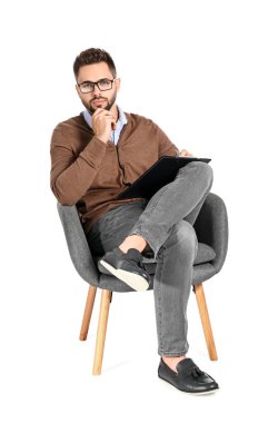 Beyaz arka planda koltukta oturan erkek psikolog.