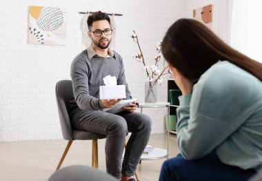 Ofiste hastayla çalışan erkek psikolog.