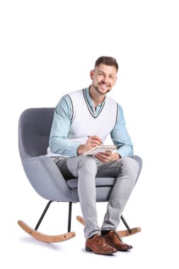 Beyaz arka planda koltukta oturan erkek psikolog.