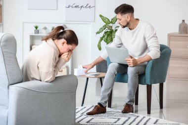 Ofiste genç bir kadınla çalışan erkek psikolog.