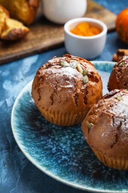 Renkli arka planda lezzetli kabaklı kek tabağı, yakın plan.