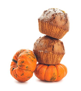 Beyaz arka planda lezzetli balkabaklı kekler.