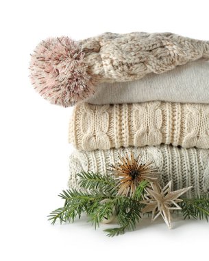 Beyaz arka planda şık kışlık giysiler