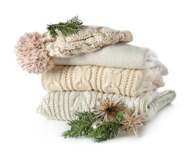 Beyaz arka planda şık kışlık giysiler