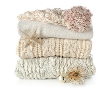 Beyaz arka planda şık kışlık giysiler