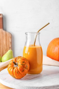 Masada bir şişe lezzetli balkabağı püresi.