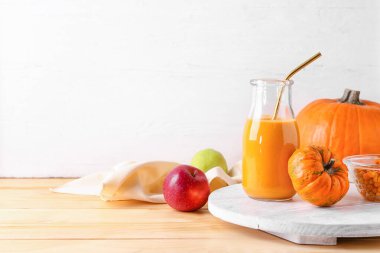 Masada bir şişe lezzetli balkabağı püresi.