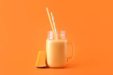 Renkli arkaplanda Mason kavanozu dolusu lezzetli kabak püresi