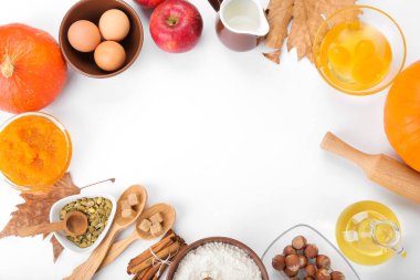 Beyaz arkaplanda balkabağı turtası hazırlamak için malzemeden yapılmış çerçeve