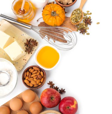 Beyaz arkaplanda balkabağı turtası hazırlamak için gerekli malzemeler