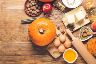 Ahşap zemin üzerinde balkabağı turtası hazırlamak için gerekli malzemeler