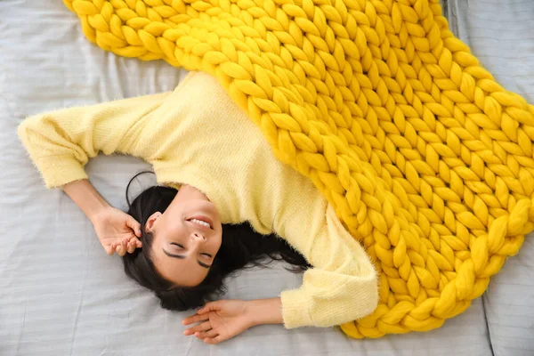 Mooie Jonge Vrouw Bedekt Met Warme Plaid Liggend Bed Bovenaanzicht — Stockfoto