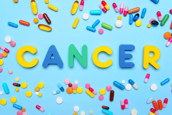 Parola Cancro Con Pillole Sfondo Colori — Foto Stock