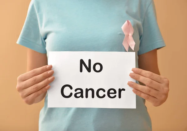 Žena Růžovou Stuhou Drží Papírový List Textem Cancer Barevném Pozadí — Stock fotografie