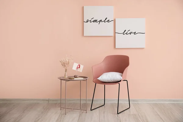 Καρέκλα Και Τραπέζι Κοντά Στο Χρώμα Τοίχο Στο Δωμάτιο — Φωτογραφία Αρχείου