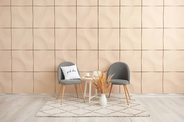 Stühle Und Tisch Neben Der Wand Zimmer — Stockfoto