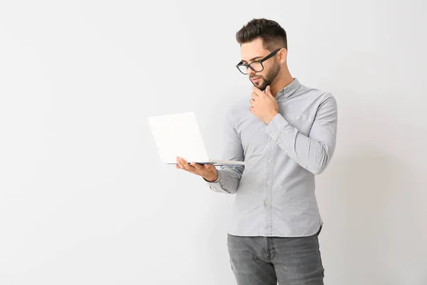 Psychologue Masculin Avec Ordinateur Portable Sur Fond Lumière — Photo