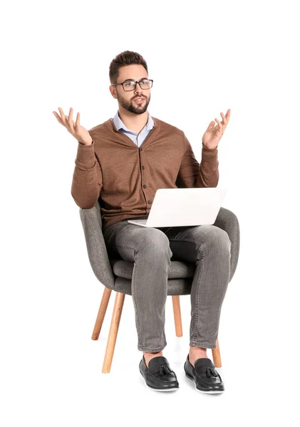 Muž Psycholog Notebookem Sedí Křesle Bílém Pozadí — Stock fotografie