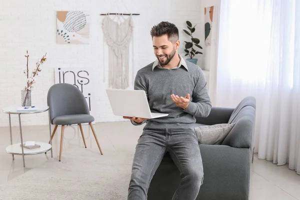 Psicólogo Masculino Con Portátil Oficina — Foto de Stock