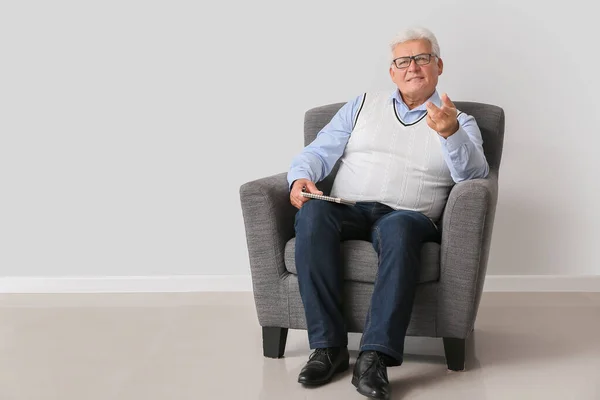 Male Psychologist Sitting Armchair Light Wall — Stock Photo, Image