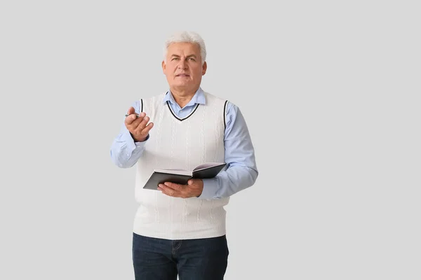 Psicólogo Masculino Sénior Sobre Fondo Claro —  Fotos de Stock