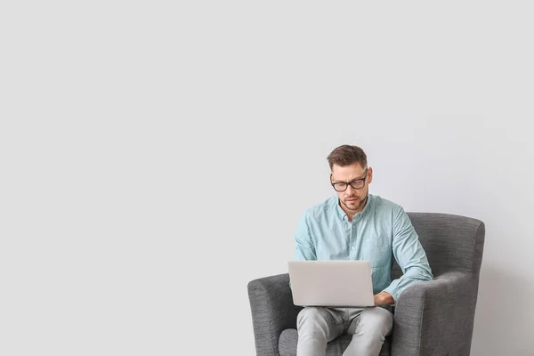 Male Psychologist Laptop Sitting Armchair Light Background — Stock Photo, Image