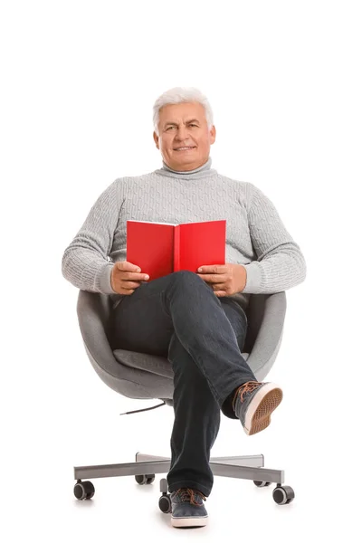 Зрелый Человек Читает Книгу Белом Фоне — стоковое фото