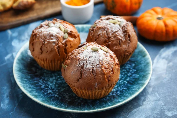 Bord Met Lekkere Pompoen Muffins Kleur Achtergrond — Stockfoto