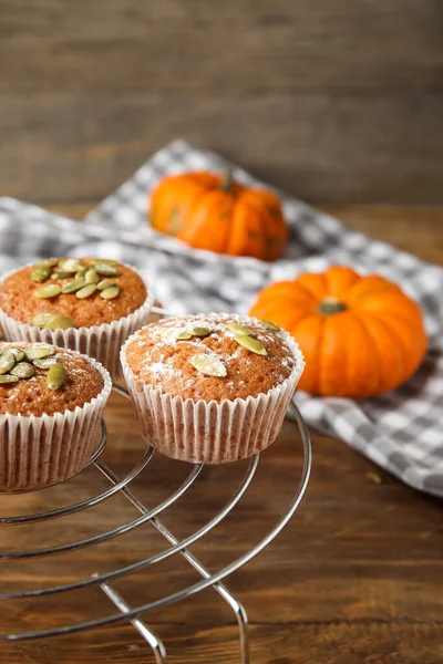 Koelrek Met Lekkere Pompoenmuffins Tafel — Stockfoto