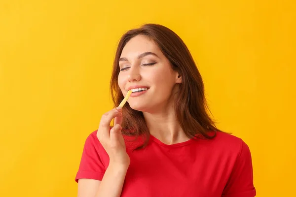 若いです女性とともにフランス語フライドポテトオンカラー背景 — ストック写真