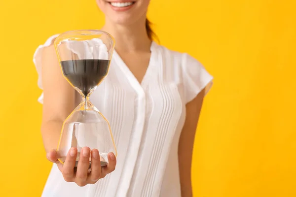 Young Woman Hourglass Color Background Closeup — Stock Photo, Image
