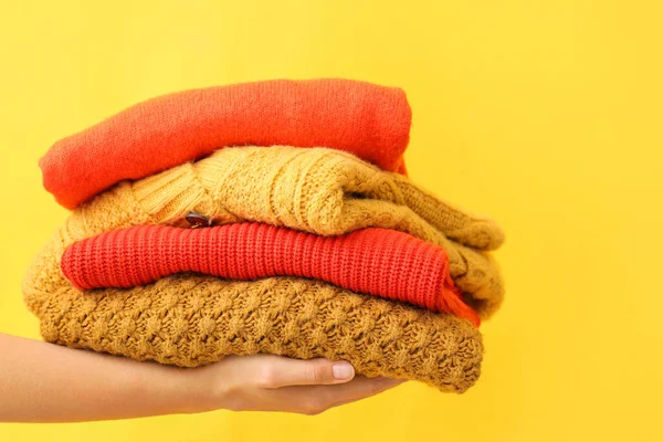 Vrouwelijke Handen Met Warme Kleren Kleur Achtergrond — Stockfoto