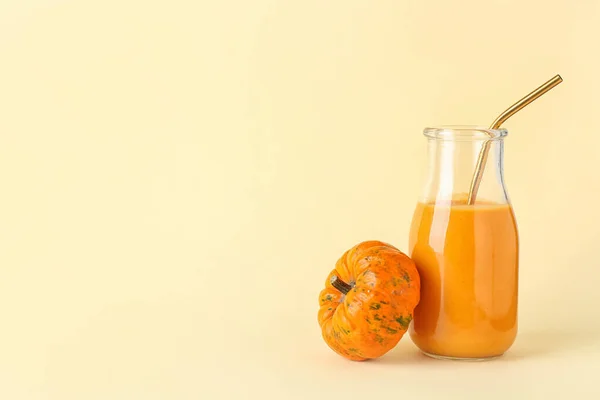 Flasche Leckerer Kürbis Smoothie Auf Farbigem Hintergrund — Stockfoto