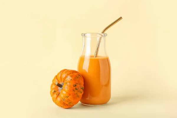 Bottiglia Gustoso Frullato Zucca Sfondo Colore — Foto Stock