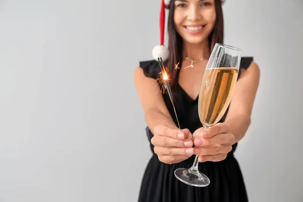 Красива Молода Жінка Різдвяними Блискітками Шампанським Світлому Фоні — стокове фото