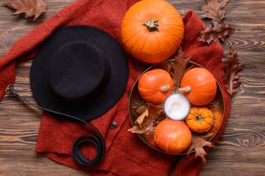 Ahşap arka planda giysileri olan güzel sonbahar kompozisyonu