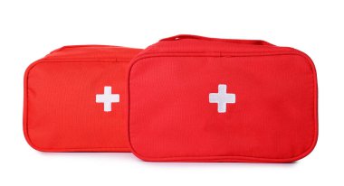 Beyaz arkaplanda ilk yardım kitleri