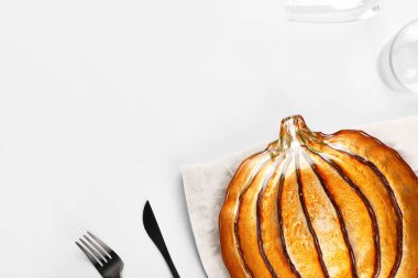 Şükran Günü kutlamaları için aydınlık arka planda güzel bir masa.