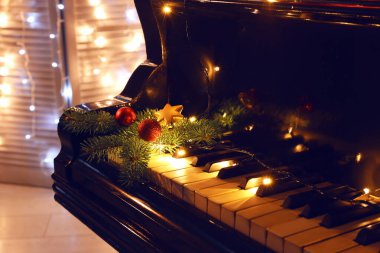 Noel için dekore edilmiş büyük piyano.