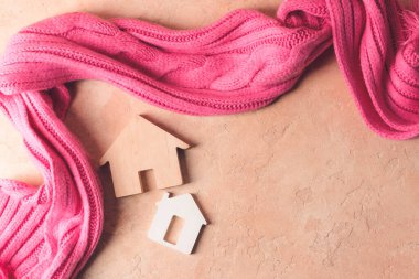 Masada ev ve sıcak eşarp figürleri var. Isınma mevsimi kavramı